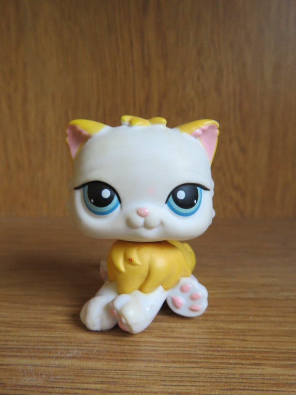 LPS Persian CAT White & Yellow Magnet #207 2005 (K847)